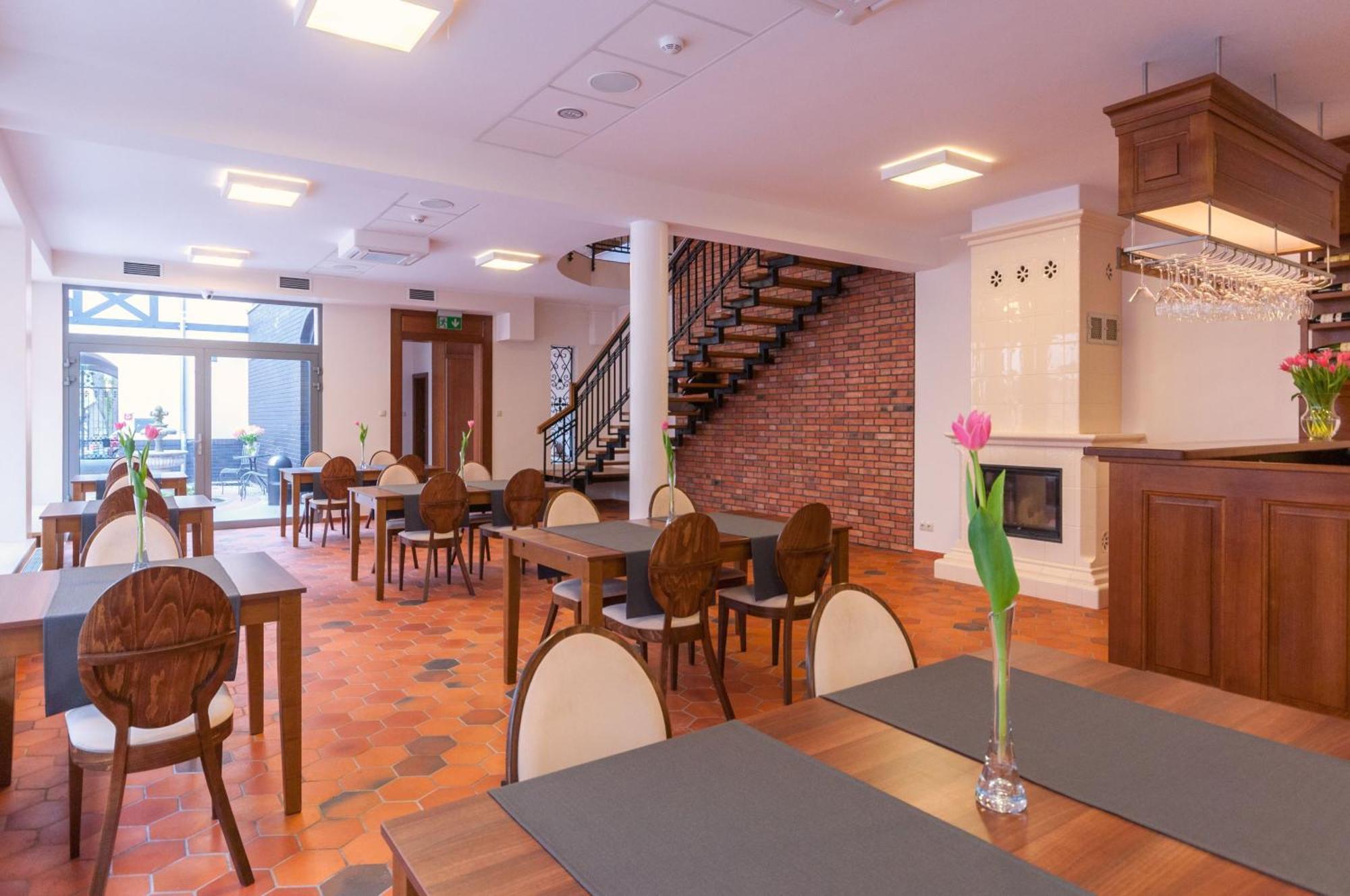 Gosciniec Kasztel U Gostla Hotel Murowana Goslina Ngoại thất bức ảnh