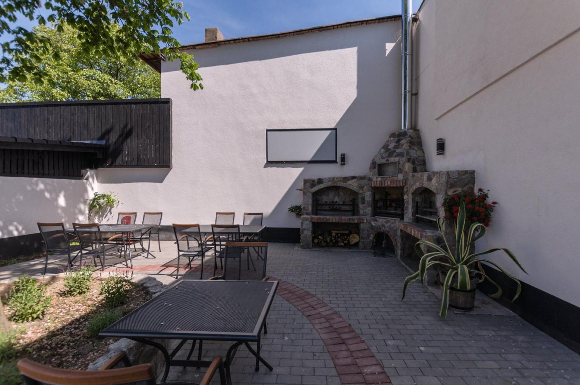 Gosciniec Kasztel U Gostla Hotel Murowana Goslina Ngoại thất bức ảnh